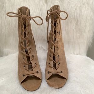 BCBGENERATION BOTTIE SIZE 7.5 CREAM COLOR